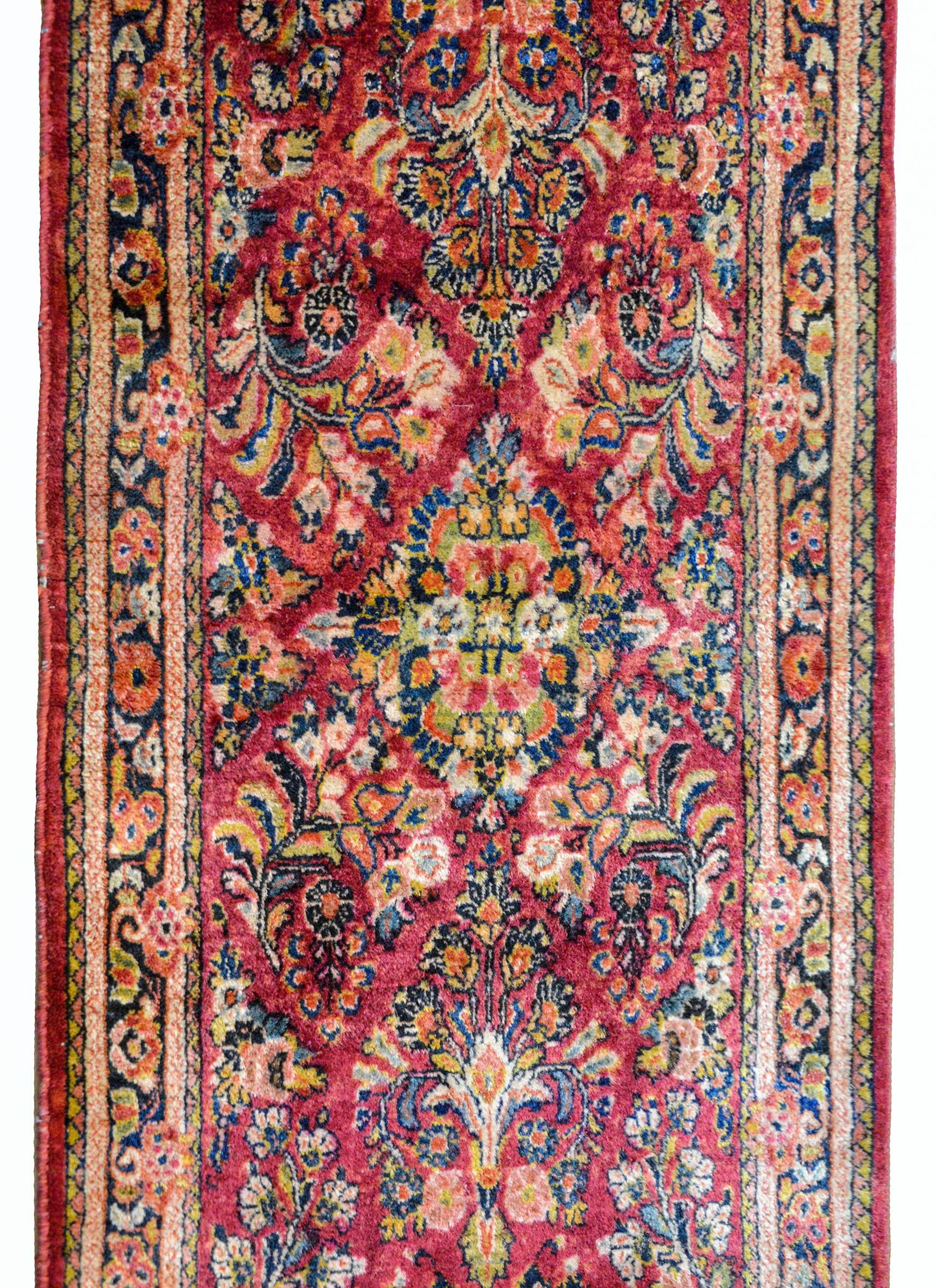 Early 20th Century Sarouk Rug For Sale
