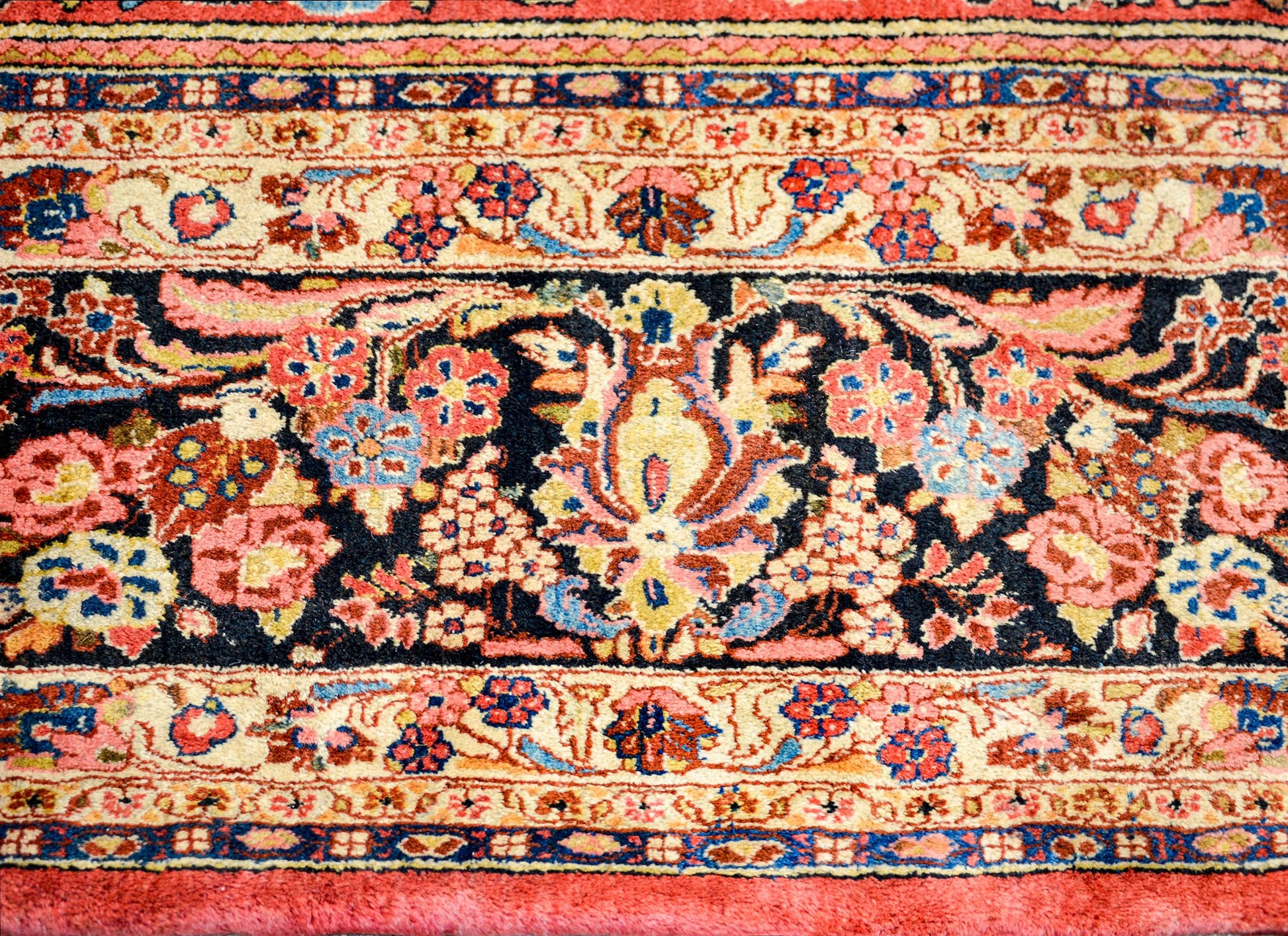 Beautiful Early 20th Century Sarouk Rug For Sale
